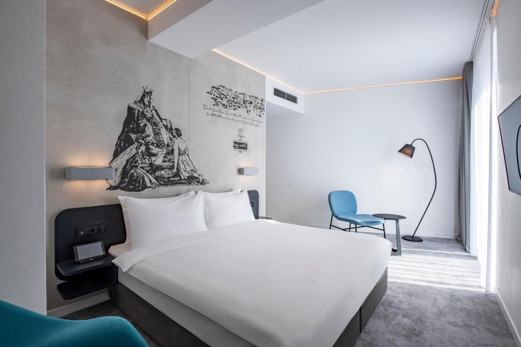Hotel Golden Tulip Design Tiflis Habitación foto